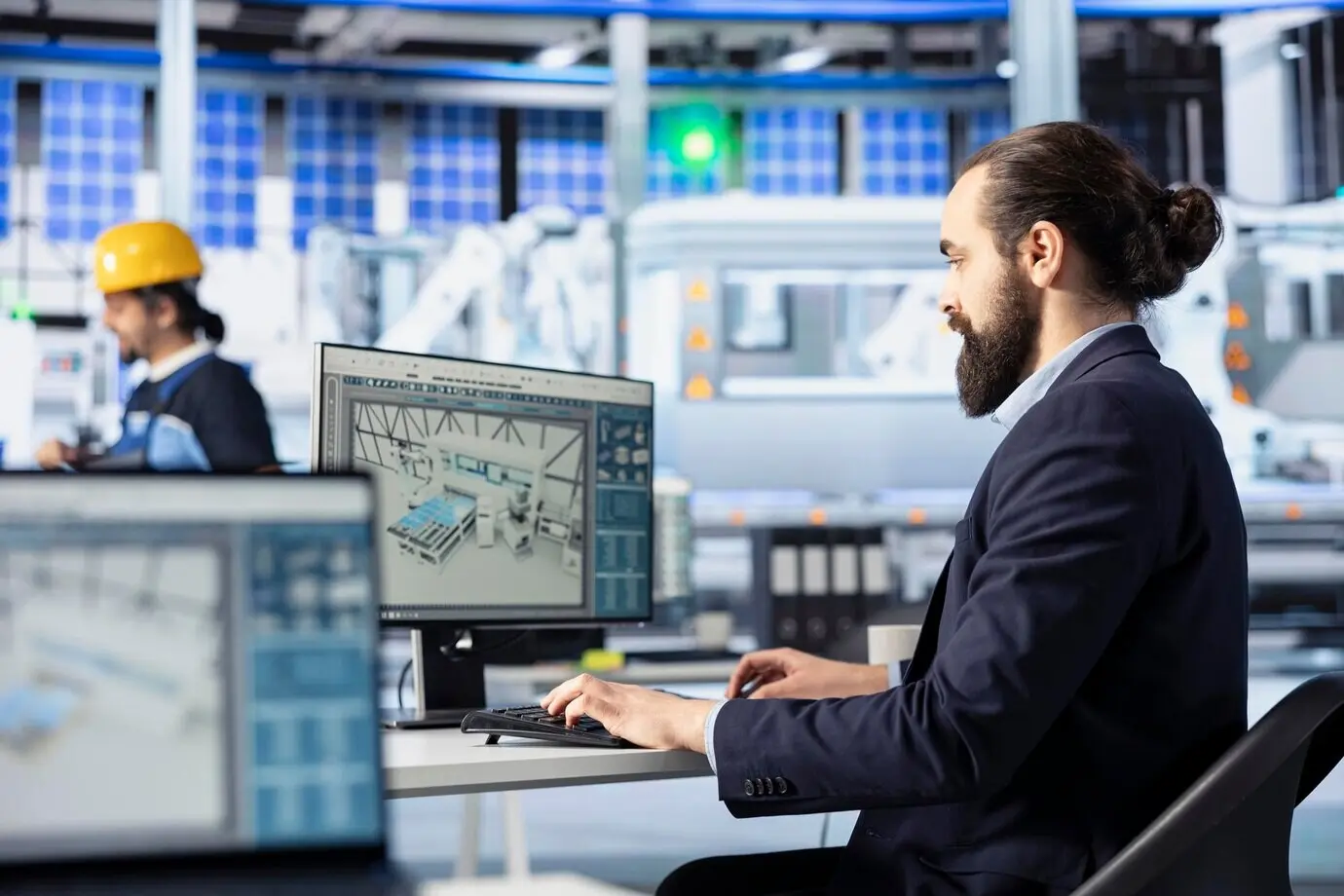 Ingenieur einer Photovoltaikfabrik erstellt CAD-Modelle von Solarmodulen.